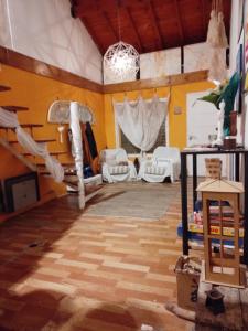 Habitación con 2 literas y mesa. en La Casita de Carla en Quequén