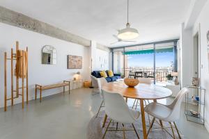 ein Esszimmer und ein Wohnzimmer mit einem Tisch und Stühlen in der Unterkunft El balcón de los pintores in Málaga