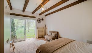 1 dormitorio con cama y ventana grande en Chez Bernadette Alsace prox Route des Vins et Europa Park Rulantica, en Marckolsheim