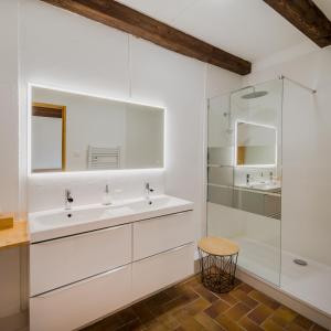Baño blanco con 2 lavabos y ducha acristalada en Chez Bernadette Alsace prox Route des Vins et Europa Park Rulantica en Marckolsheim
