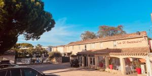 ein Gebäude an der Straßenseite in der Unterkunft Hotel Saint Germain in Pézenas