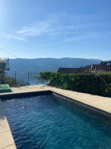 een zwembad met uitzicht op de bergen bij Casa da Lage - Piscina privada - Vistas rio in Geres