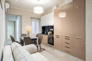 Η κουζίνα ή μικρή κουζίνα στο [5 Minuti - Duomo] Tripla Suite Luxury