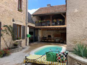 a house with a swimming pool in a courtyard at Maison Céleste in Nuits-Saint-Georges
