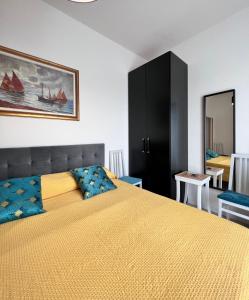 Terrazza Capruzzi tesisinde bir odada yatak veya yataklar