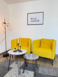 Ein Sitzbereich in der Unterkunft Black&Yellow Designer Apartment Bielefeld