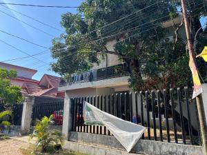 un hamac suspendu à la clôture d'une maison dans l'établissement OYO 93137 Kost Maharaja, à Makassar