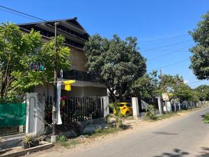 une maison sur le côté d'une rue dans l'établissement OYO 93137 Kost Maharaja, à Makassar