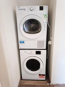 een wasmachine en een droger in de kamer bij Ferienwohnung Claudia in Lathen