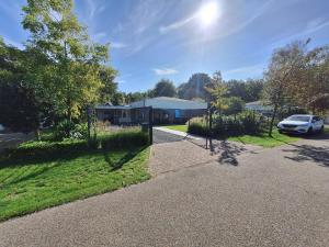 una casa con un'auto parcheggiata davanti di Studio ZEEUWS KNOOPJE a Burgh Haamstede