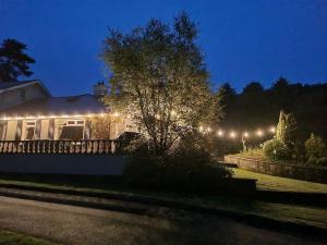 Una casa iluminada por la noche con luces encendidas en Gap Retreat, en Carrickmore