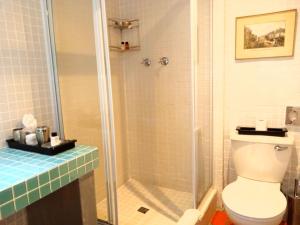 un baño con ducha y WC en Liberty Lodge Guest House, en Ciudad del Cabo 31 fotos más
