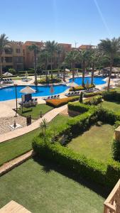 艾因苏赫纳Mountain View Sokhna 2, Sea & Pool View, 3bedrooms, Penthouse with Roof- Families ONLY的带游泳池的度假村景观