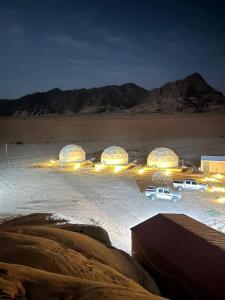 een groep koepels in de woestijn 's nachts bij RAMA CAMP wadi rum in Disah