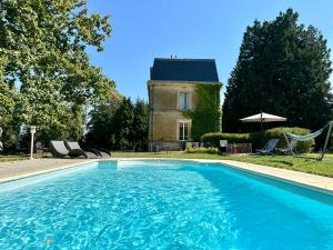 a swimming pool in front of a house at Château de Belleaucourt in Coulommes-la-Montagne