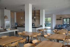 Kuchyň nebo kuchyňský kout v ubytování Costa Ionica · Mytikas Seaside Hotel