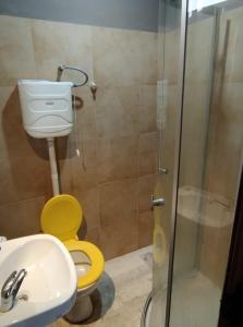 bagno con servizi igienici gialli e lavandino di Departamento en 1•piso. centro. pileta a Formosa