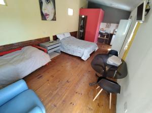 a bedroom with a bed and a desk and a chair at Departamento en 1•piso. centro. pileta in Formosa