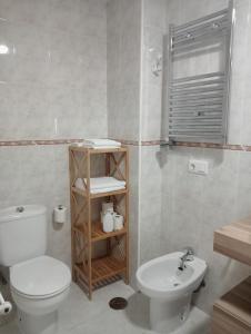 a bathroom with a toilet and a sink at Pura Playa - Cangas do Morrazo - Primera línea de playa - Rías Baixas - Galicia in Cangas de Morrazo +22 photos