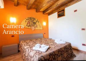 1 dormitorio con 1 cama con toallas en Villa Nuccia Oasi di relax con piscina, en Castellammare del Golfo