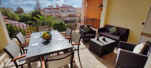 Un balcón o terraza en Casa Palmu apartment - A peaceful and relaxing oasis in Golf del Sur, Tenerife