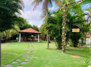 un jardín con cenador y palmeras en Chácara Morada Do Sol, en Río de Janeiro