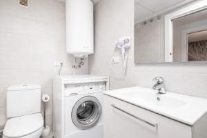 ベニドルムにあるGemelos 23 - 10B Apartment Levante Beachの白いバスルーム(洗濯機、シンク付)