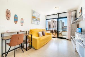 ベニドルムにあるGemelos 23 - 10B Apartment Levante Beachのリビングルーム(黄色のソファ、テーブル付)