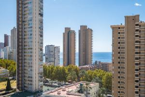 ベニドルムにあるGemelos 23 - 10B Apartment Levante Beachの高層建築と海を望む街並み