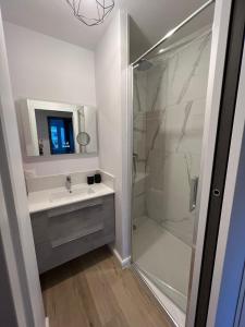 Un baño de City center Nest - private flats