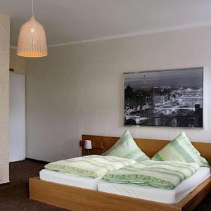 1 dormitorio con 1 cama con una foto en la pared en Südhotel en Paderborn