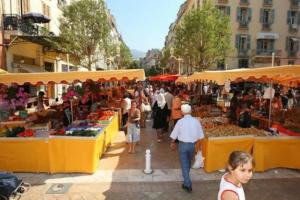Un groupe de personnes se promenant autour d'un marché en plein air dans l'établissement Budgetbnb 184, confortable studio proche opéra clim, à Toulon 1 autre photo