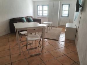 - un salon avec une table, des chaises et un canapé dans l'établissement 184, confortable studio proche opéra, à Toulon