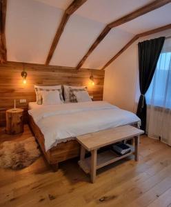 una camera con un grande letto e un tavolo di Guest Accommodation Butina a Kuterevo
