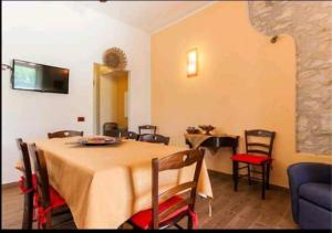 a dining room with a table and chairs at Villa Nuccia Oasi di relax con piscina in Castellammare del Golfo