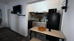 uma pequena cozinha com um frigorífico preto e uma mesa em Apartamento centro Santa Marta em Santa Marta
