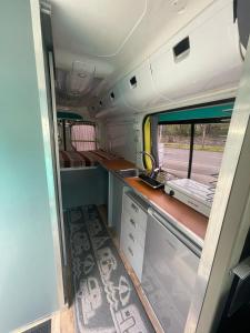einen Blick auf eine Küche in einem Zugwagen in der Unterkunft Дом на колесах (Караван) in Puerto de Sagunto