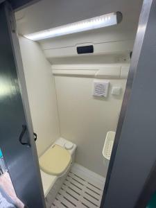 een kleine badkamer met een toilet en een licht bij Дом на колесах (Караван) in Puerto de Sagunto