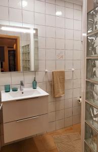 y baño con lavabo y espejo. en Cantinho de Milfontes Jacuzzi, en Vila Nova de Milfontes