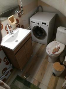 ein Badezimmer mit einem Waschbecken und einer Waschmaschine in der Unterkunft Peace'nQuiet - 200m Nikaia Metro - Detached House with Terrace in Piräus
