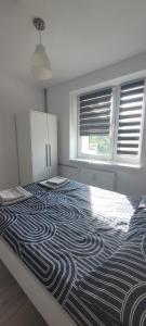 Apartament nad jeziorem房間的床