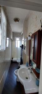 uma casa de banho com um lavatório e dois WC em Tania House, Metro Italia 61 em Turim