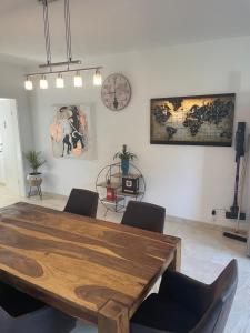 a dining room with a wooden table and chairs at Moderne Wohnung mit Stil in Grossgerungs