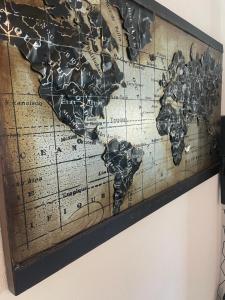 um mapa do mundo numa parede em Moderne Wohnung mit Stil em Grossgerungs