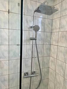 eine Dusche mit Duschkopf im Bad in der Unterkunft Hyper Centre Apartment Prishtina in Pristina