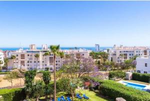 een luchtzicht op een resort met een zwembad en gebouwen bij Apartment Club Playa Flores in Torremolinos