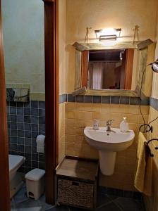 a bathroom with a sink and a mirror at Bbsupottai in Càbras