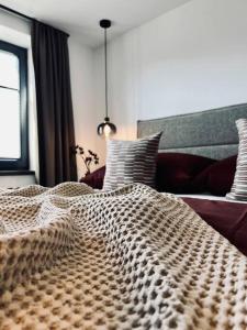- une grande couette sur un lit dans une chambre dans l'établissement Luxury Apartment, Kaisergebirge, à Ebbs