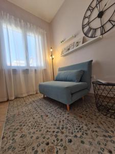 Il Nido Casa indipendente a Fiumicino Self check in في فيوميتشينو: غرفة معيشة مع أريكة زرقاء ونافذة كبيرة
