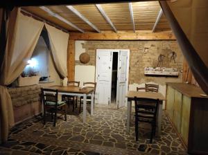a dining room with a table and chairs in a room at Bbsupottai in Càbras